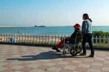 台山八旬老人推轮椅带老伴游中国(为了方便推轮椅带老伴出门)
